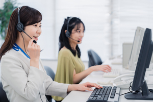 電話相談中の女性